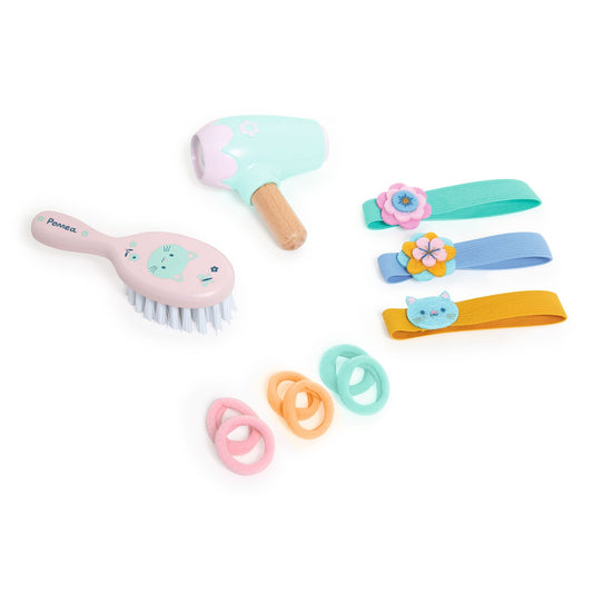 Accessoires du kit de coiffure Pomea de Djeco comprenant une brosse en bois, un sèche-cheveux, des bandeaux et des élastiques colorés.